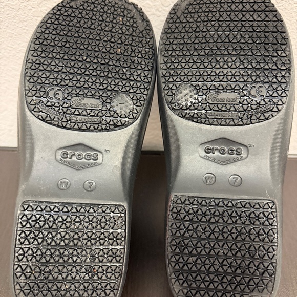 CROCS Dual Comfort Clogs/Mules~Black Floral~Size 7~Excellent condition🌸🌺🌷 - Picture 9 of 10